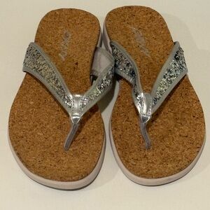 NWOT DKNY Black Bling Flip Flops sandals size 8